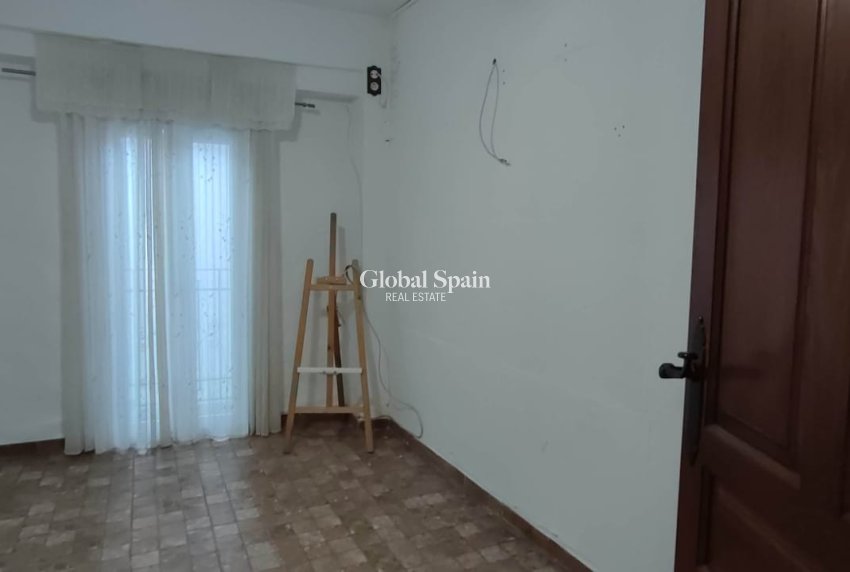 Resale - Casa -
Piles - Pueblo