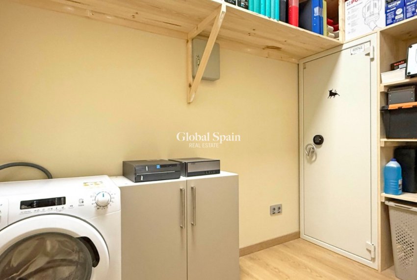 Resale - COMMERCIAL PROPERTY -
TORREVIEJA - Torrevieja