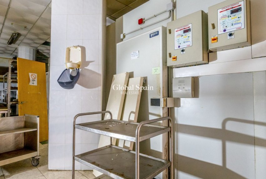 Resale - COMMERCIAL PROPERTY -
TORREVIEJA - Torrevieja