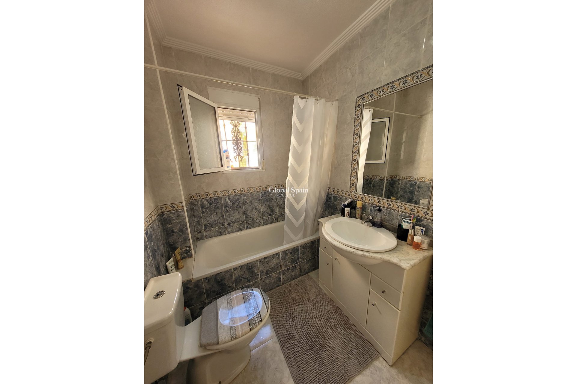 Resale - HOUSE -
ALGORFA