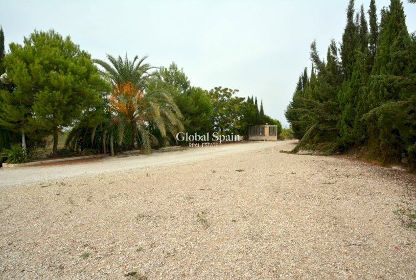 Resale - HOUSE -
ALMORADÍ - Inland
