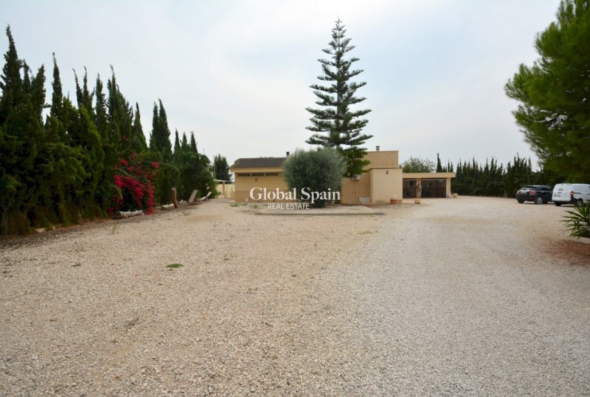 Resale - HOUSE -
ALMORADÍ - Inland