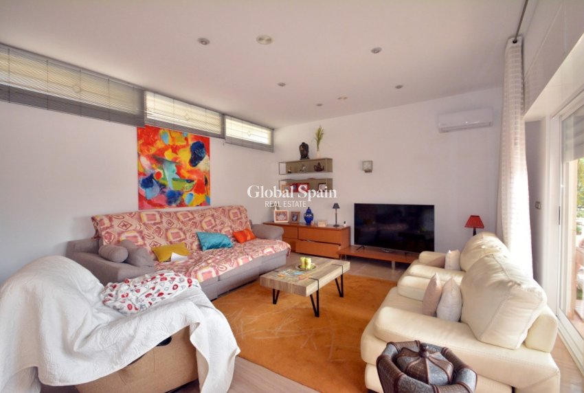 Resale - HOUSE -
ALMORADÍ - Inland