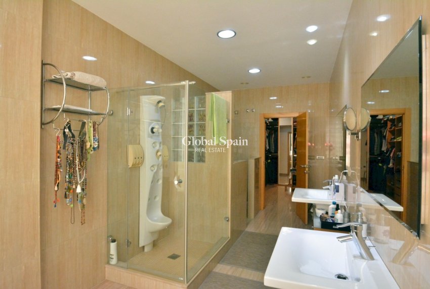 Resale - HOUSE -
ALMORADÍ - Inland