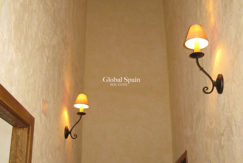 Resale - HOUSE -
BENFERRI - Inland