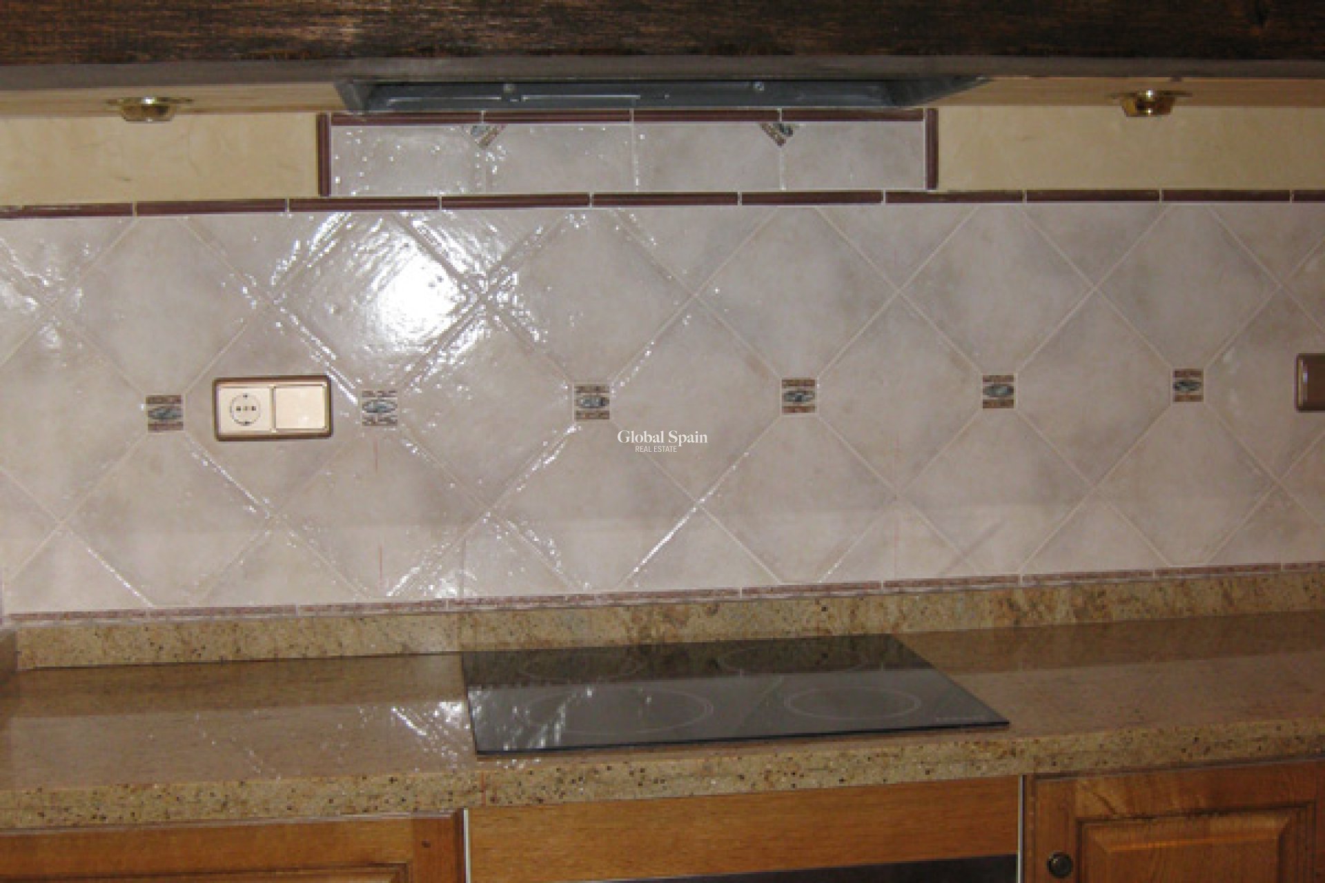 Resale - HOUSE -
BENFERRI - Inland