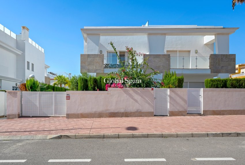 Resale - HOUSE -
CIUDAD QUESADA