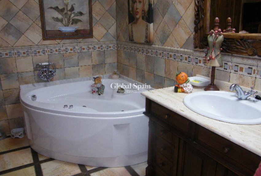 Resale - HOUSE -
DAYA NUEVA - Costa Blanca