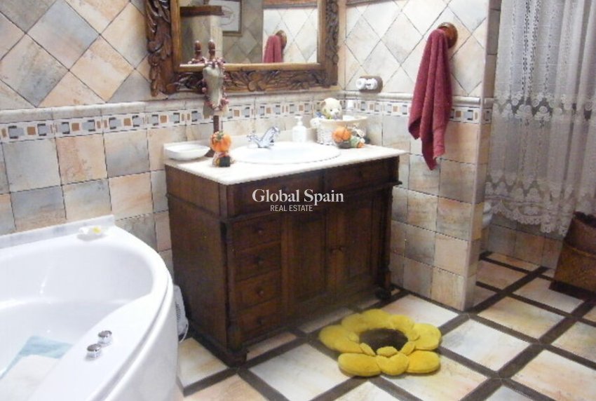 Resale - HOUSE -
DAYA NUEVA - Costa Blanca