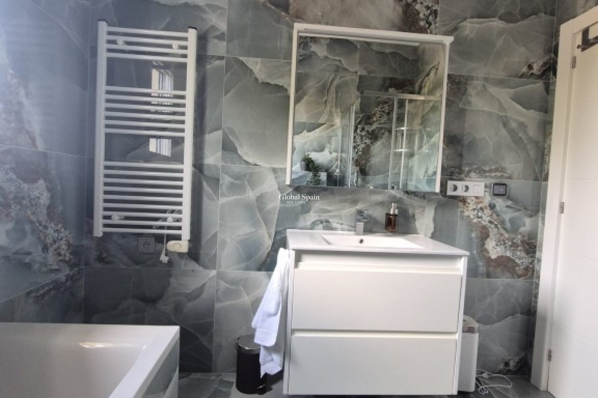 Resale - HOUSE -
DAYA VIEJA - Costa Blanca