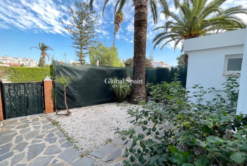 Resale - House -
DENIA - Les Marines - Las Marinas