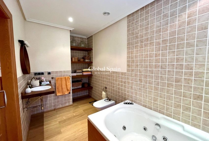 Resale - HOUSE -
EL ESPARRAGAL - Inland