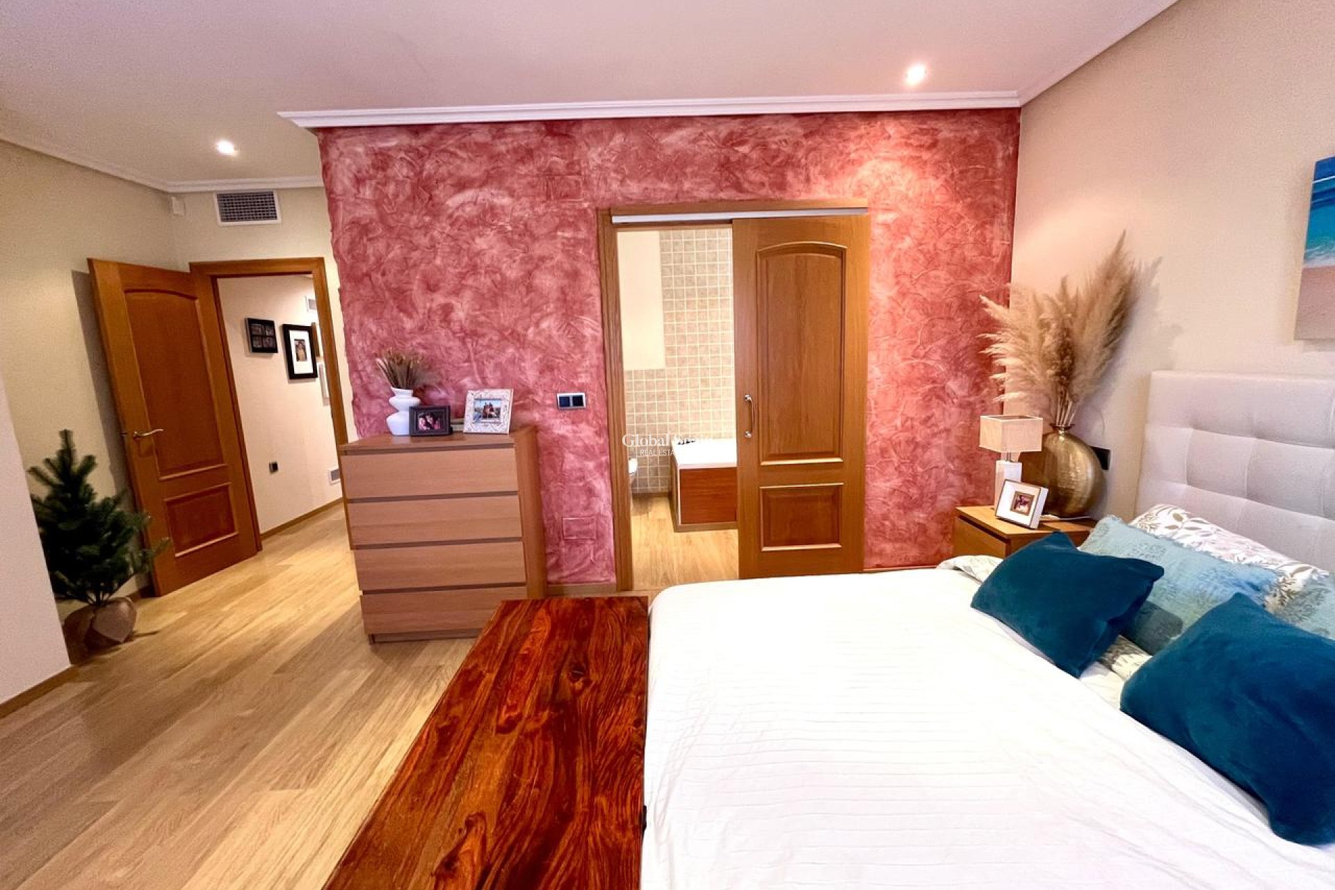 Resale - HOUSE -
EL ESPARRAGAL - Inland