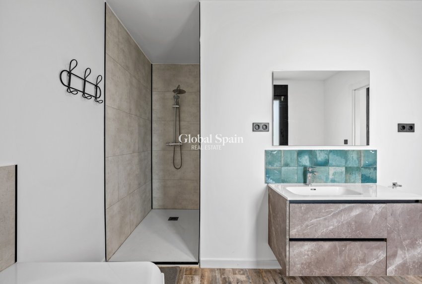 Resale - HOUSE -
EL ESPARRAGAL - Inland