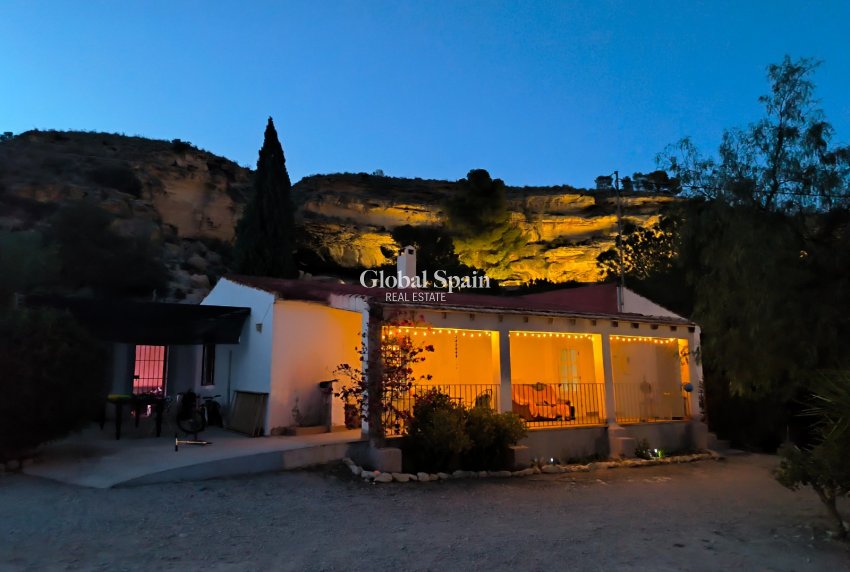 Resale - HOUSE -
FORTUNA - Inland