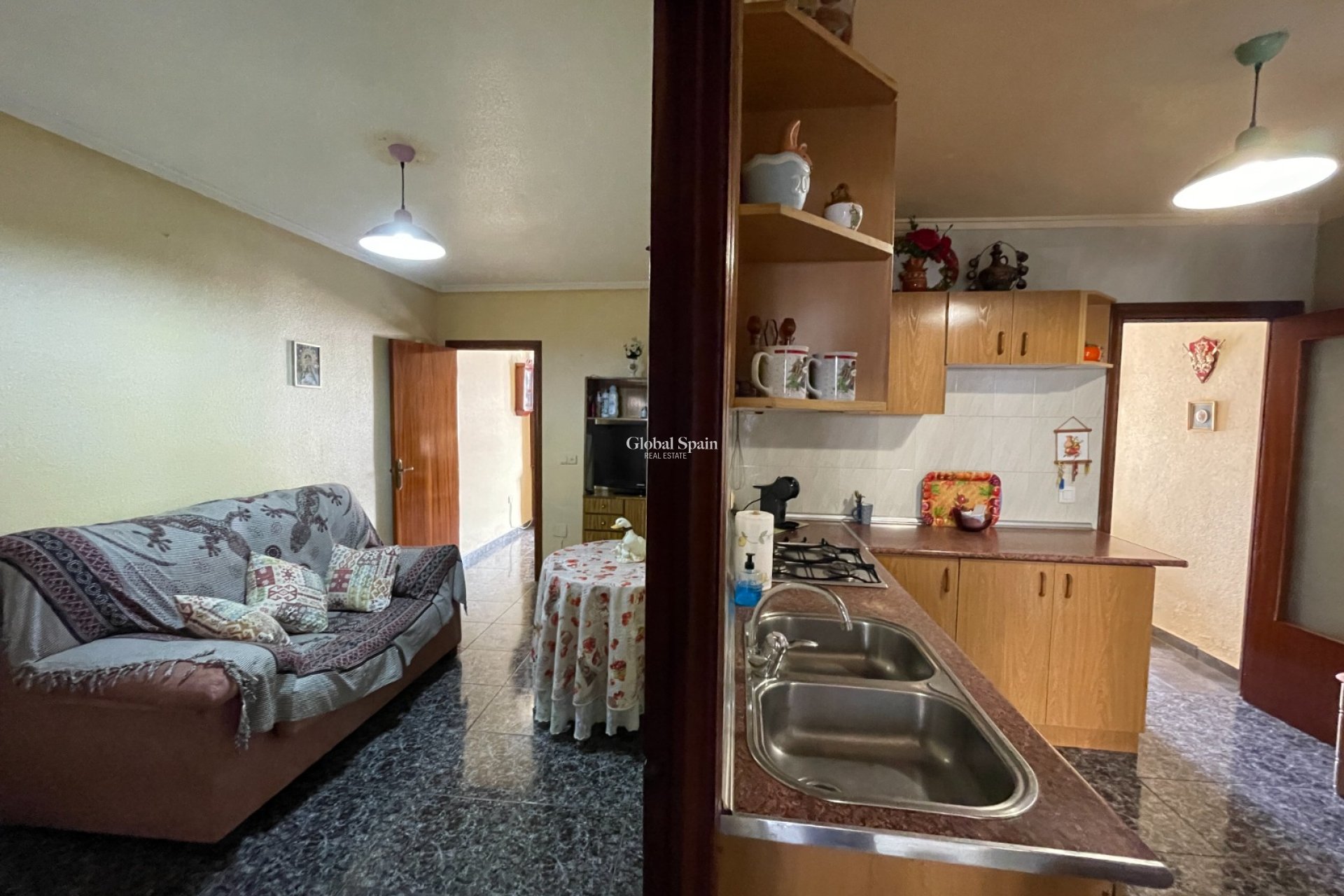 Resale - HOUSE -
JACARILLA - Inland