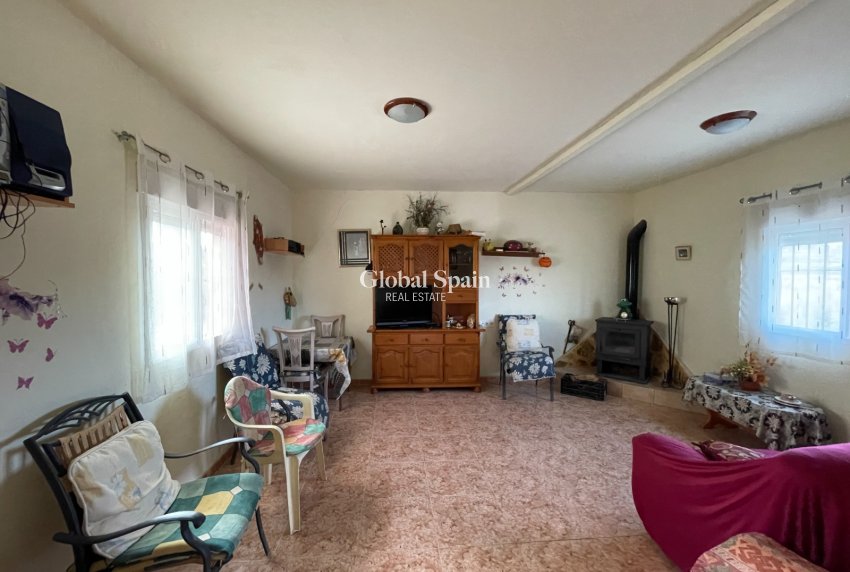 Resale - HOUSE -
JACARILLA - Inland