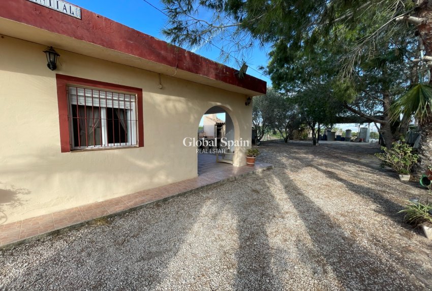 Resale - HOUSE -
JACARILLA - Inland