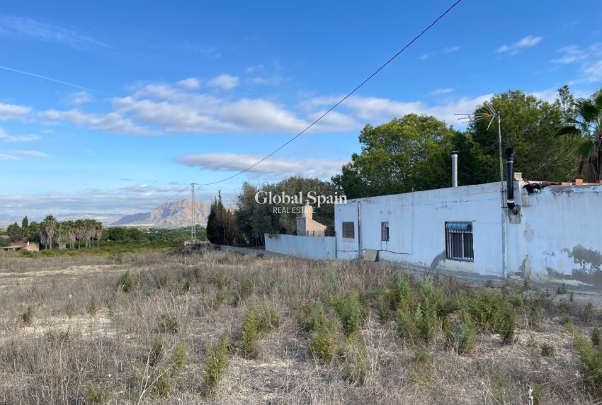 Resale - HOUSE -
JACARILLA - Inland