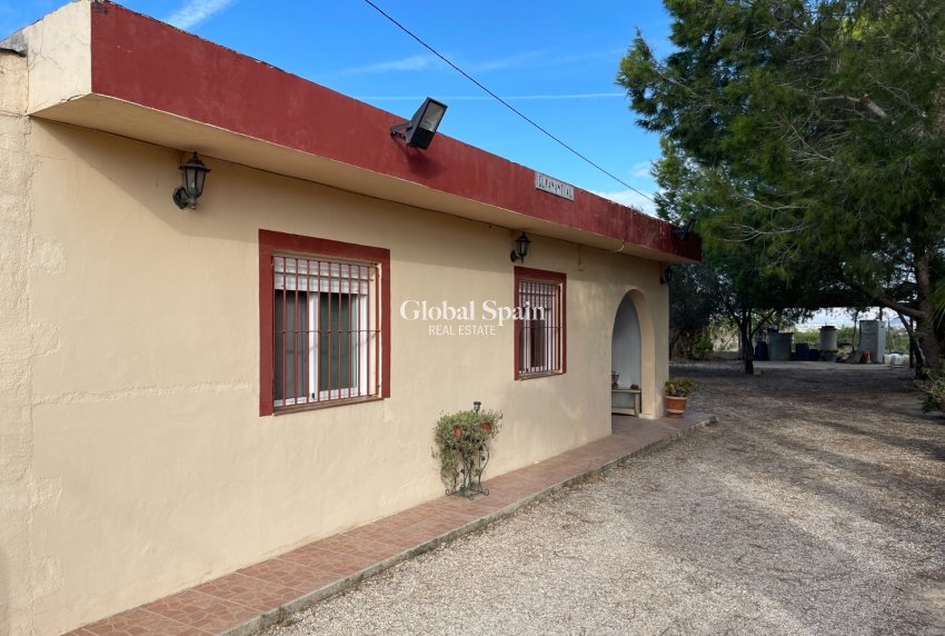 Resale - HOUSE -
JACARILLA - Inland
