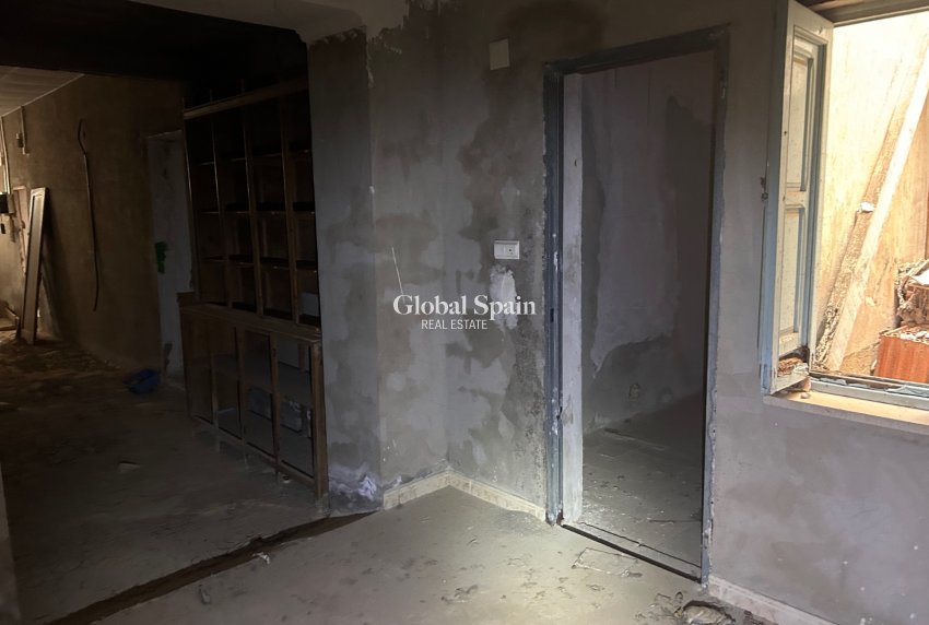 Resale - HOUSE -
JACARILLA - Inland