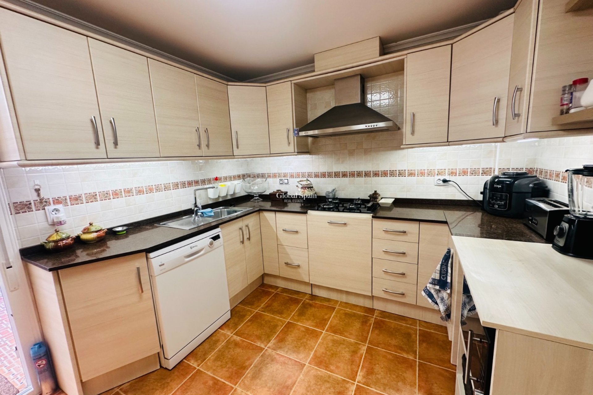 Resale - HOUSE -
JACARILLA - Inland