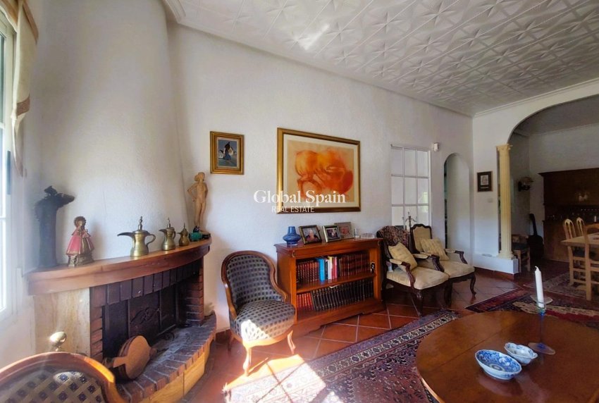 Resale - HOUSE -
LA MARINA - Costa Blanca