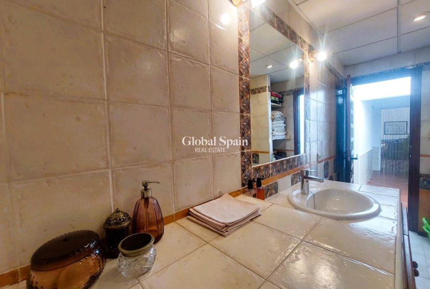 Resale - HOUSE -
LA MARINA - Costa Blanca