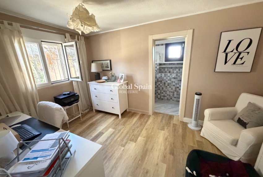 Resale - HOUSE -
LA MARINA - Elche / Elx