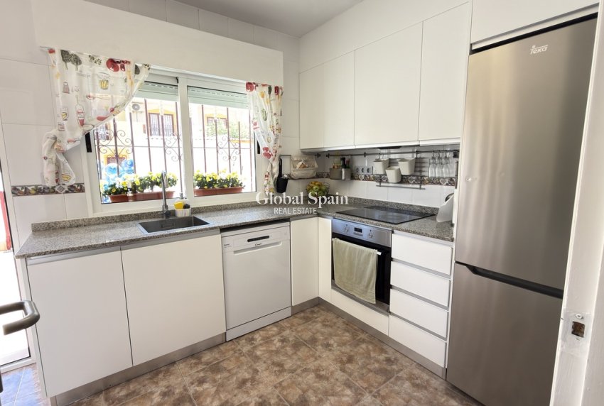Resale - HOUSE -
LA ZENIA - Costa Blanca