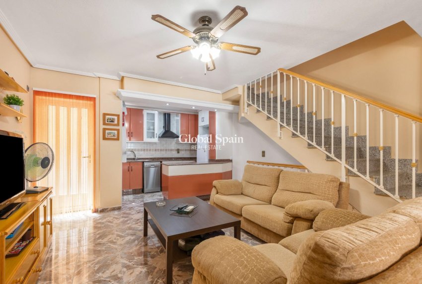 Resale - HOUSE -
LOS ALCÁZARES - Centro