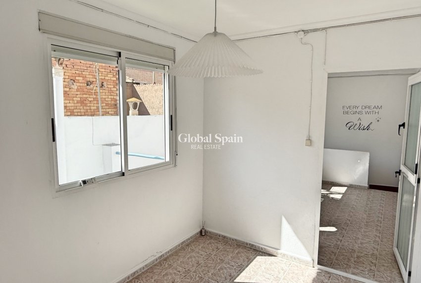 Resale - HOUSE -
LOS ALCÁZARES