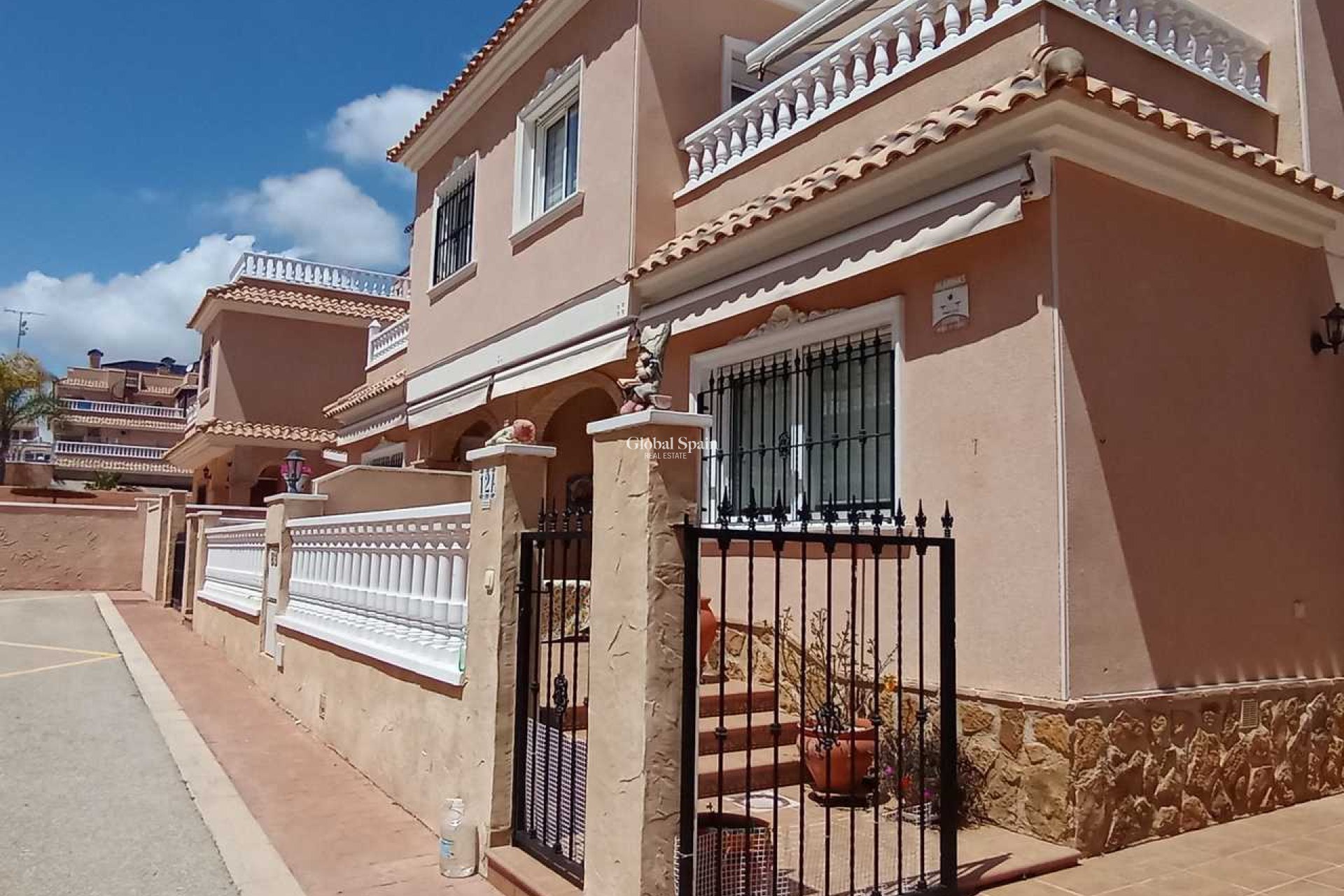 Resale - HOUSE -
LOS DOLSES - Inland
