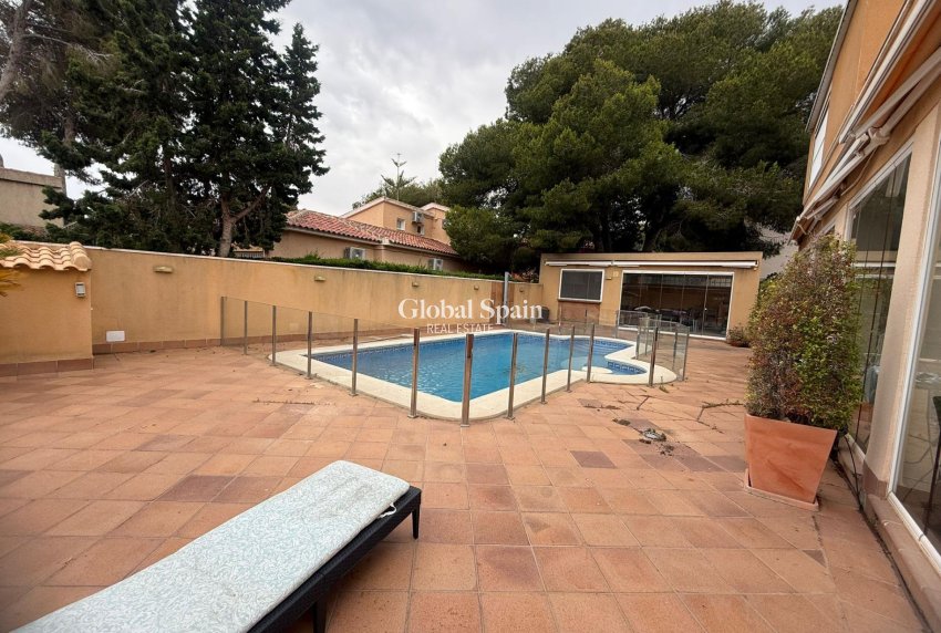 Resale - HOUSE -
ORIHUELA COSTA - Altos de campoamor