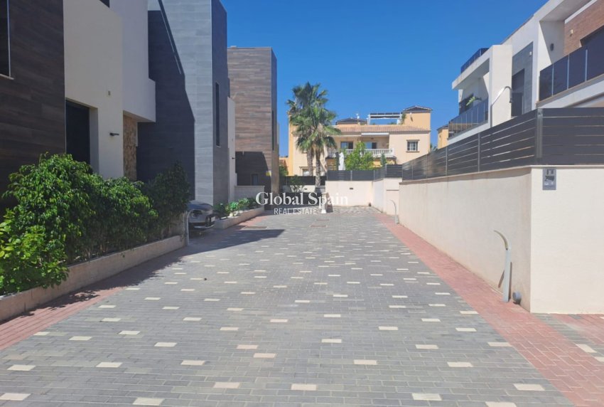 Resale - HOUSE -
ORIHUELA COSTA - Costa Blanca