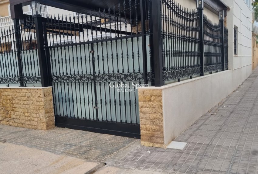 Resale - HOUSE -
ORIHUELA COSTA - Costa Blanca