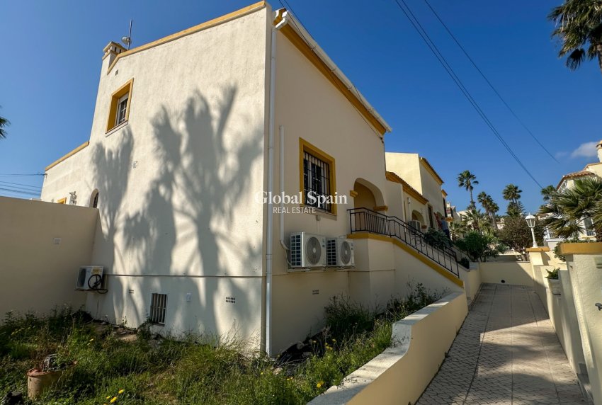 Resale - HOUSE -
ORIHUELA COSTA - Costa Blanca