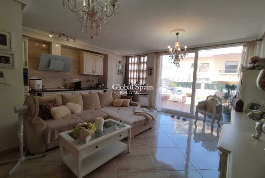 Resale - HOUSE -
ORIHUELA COSTA - Inland
