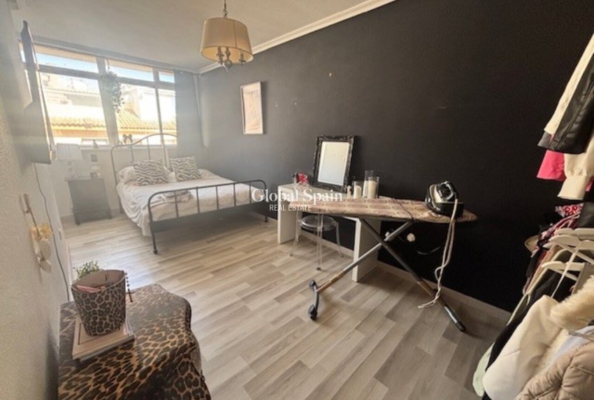 Resale - HOUSE -
ORIHUELA COSTA - Inland