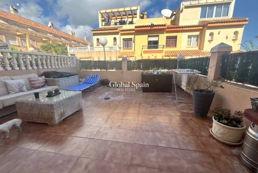 Resale - HOUSE -
ORIHUELA COSTA - Inland