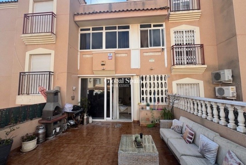 Resale - HOUSE -
ORIHUELA COSTA - Inland