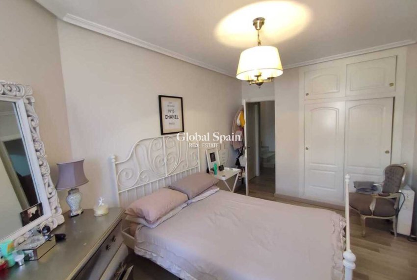 Resale - HOUSE -
ORIHUELA COSTA - Inland