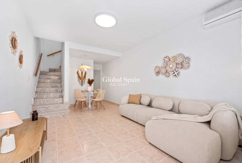 Resale - HOUSE -
ORIHUELA COSTA - Inland