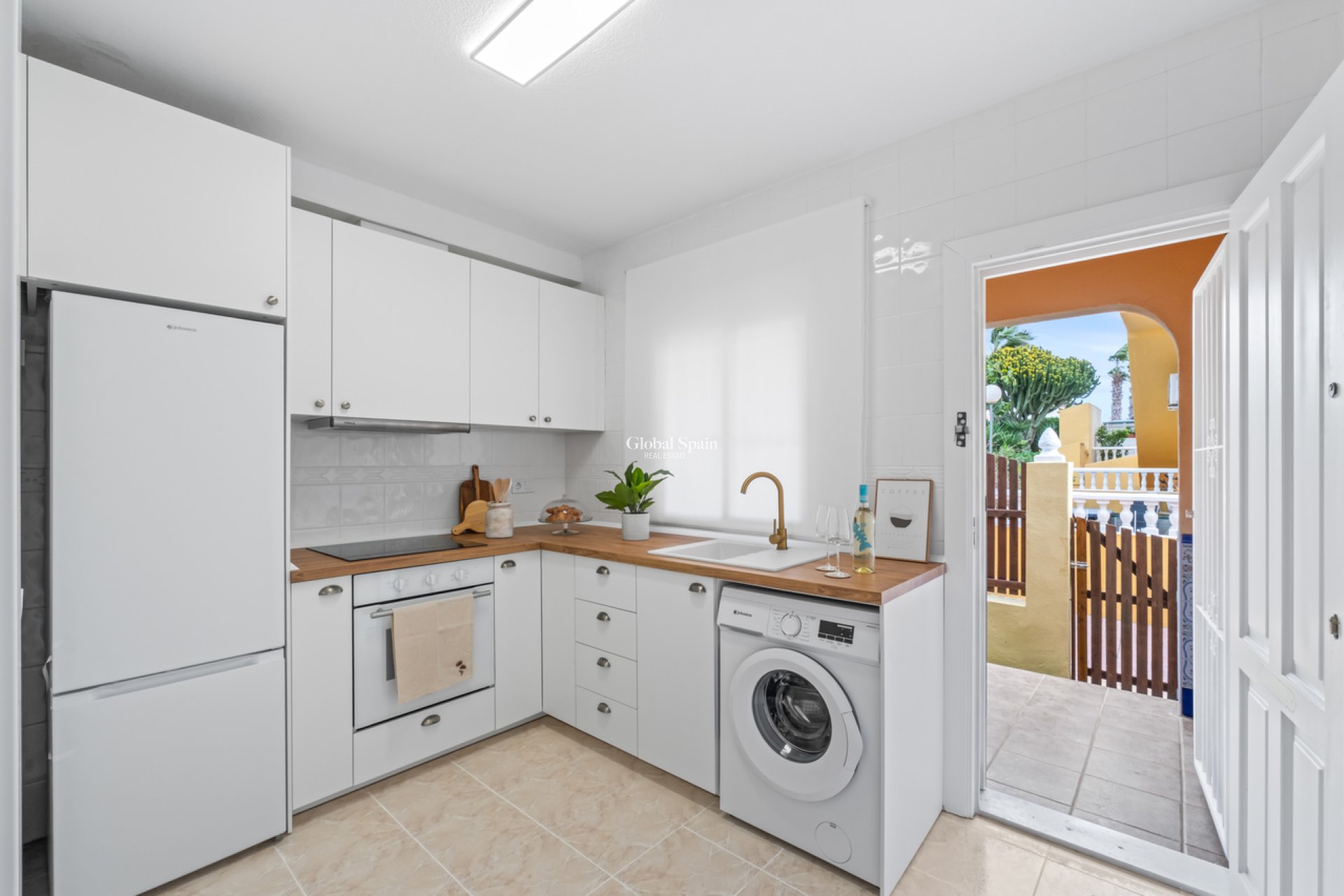 Resale - HOUSE -
ORIHUELA COSTA - Inland