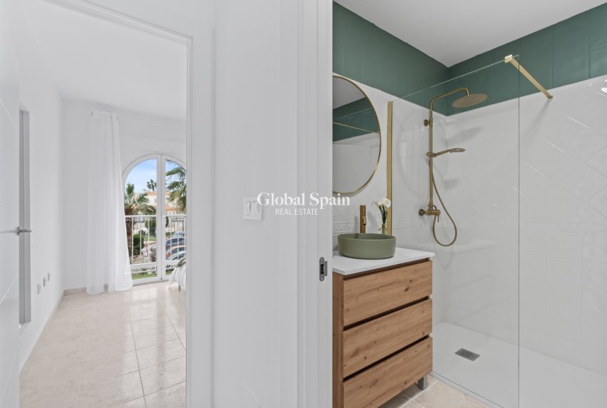 Resale - HOUSE -
ORIHUELA COSTA - Inland