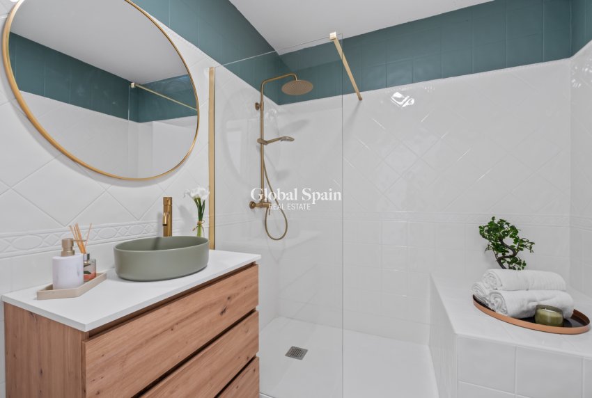 Resale - HOUSE -
ORIHUELA COSTA - Inland