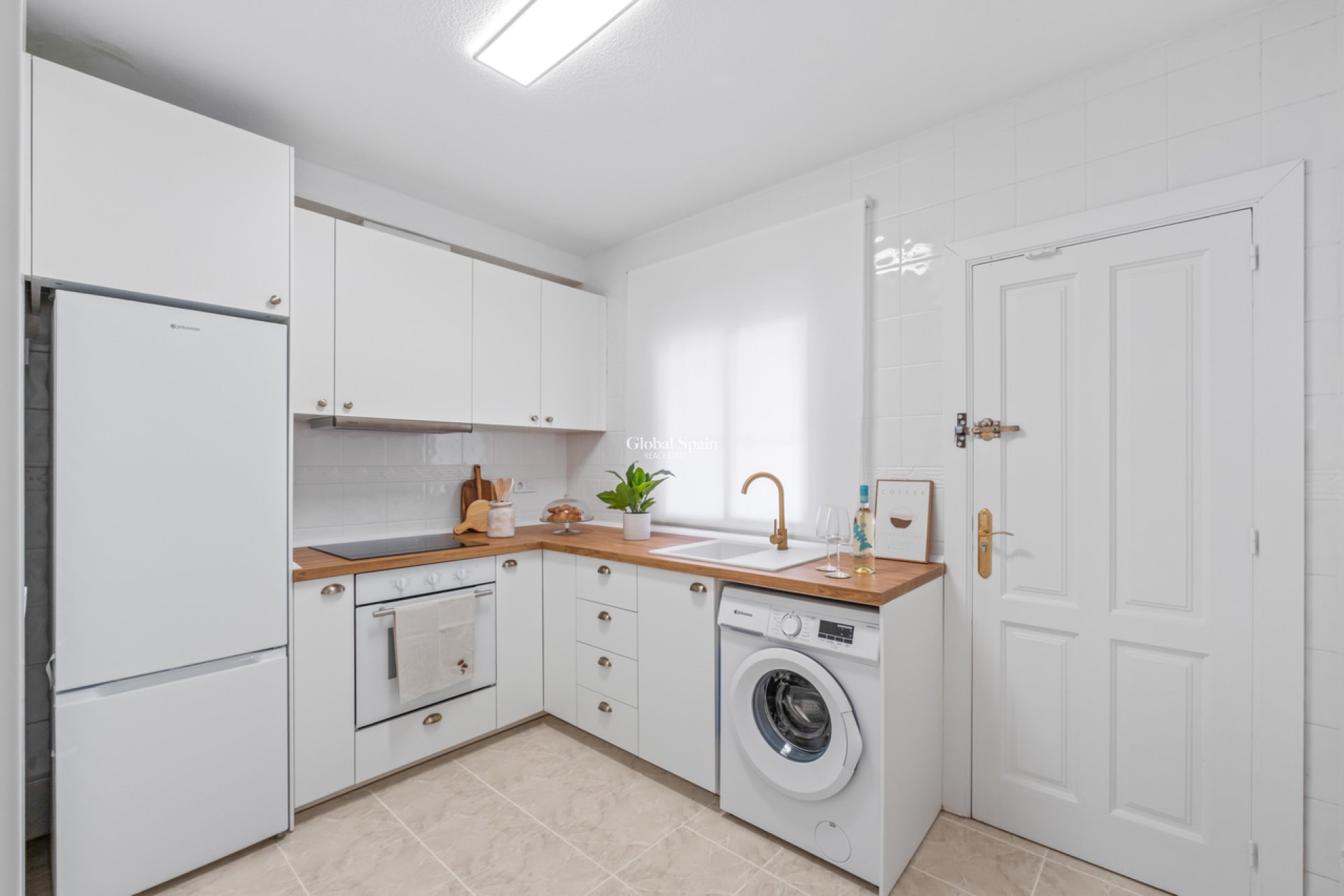 Resale - HOUSE -
ORIHUELA COSTA - Inland