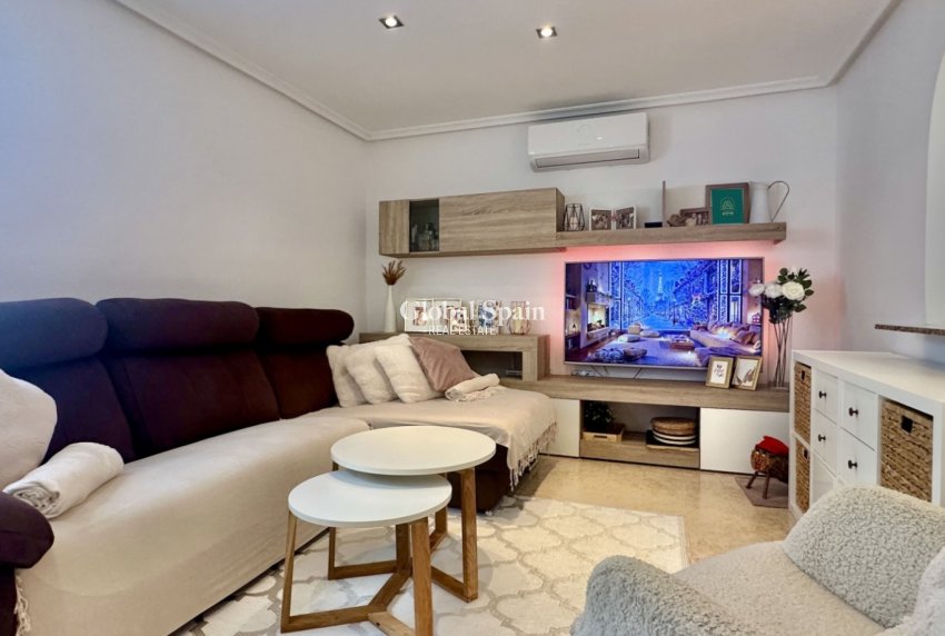 Resale - HOUSE -
ORIHUELA COSTA - La Florida