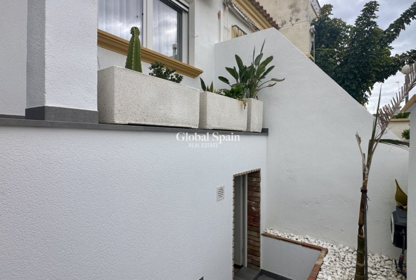 Resale - HOUSE -
ORIHUELA COSTA - La Florida
