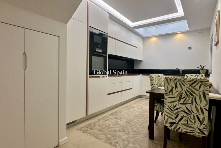 Resale - HOUSE -
ORIHUELA COSTA - La Florida